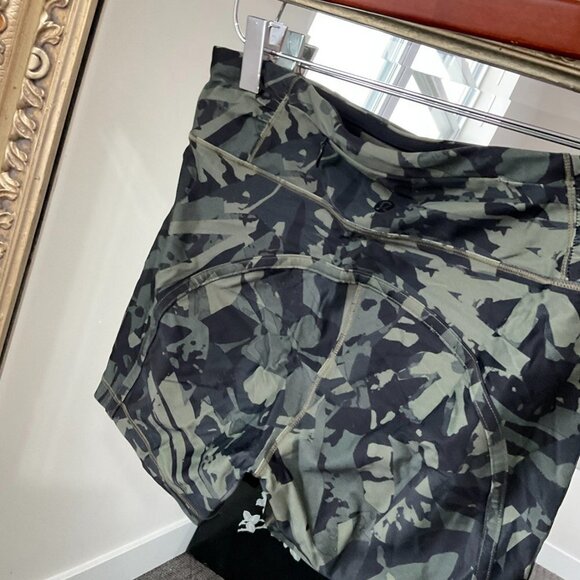 Lululemon Mid Rise Camo Print Athletic Shorts Flat Front Back Zip Size 6 Green - Picture 4 of 4
